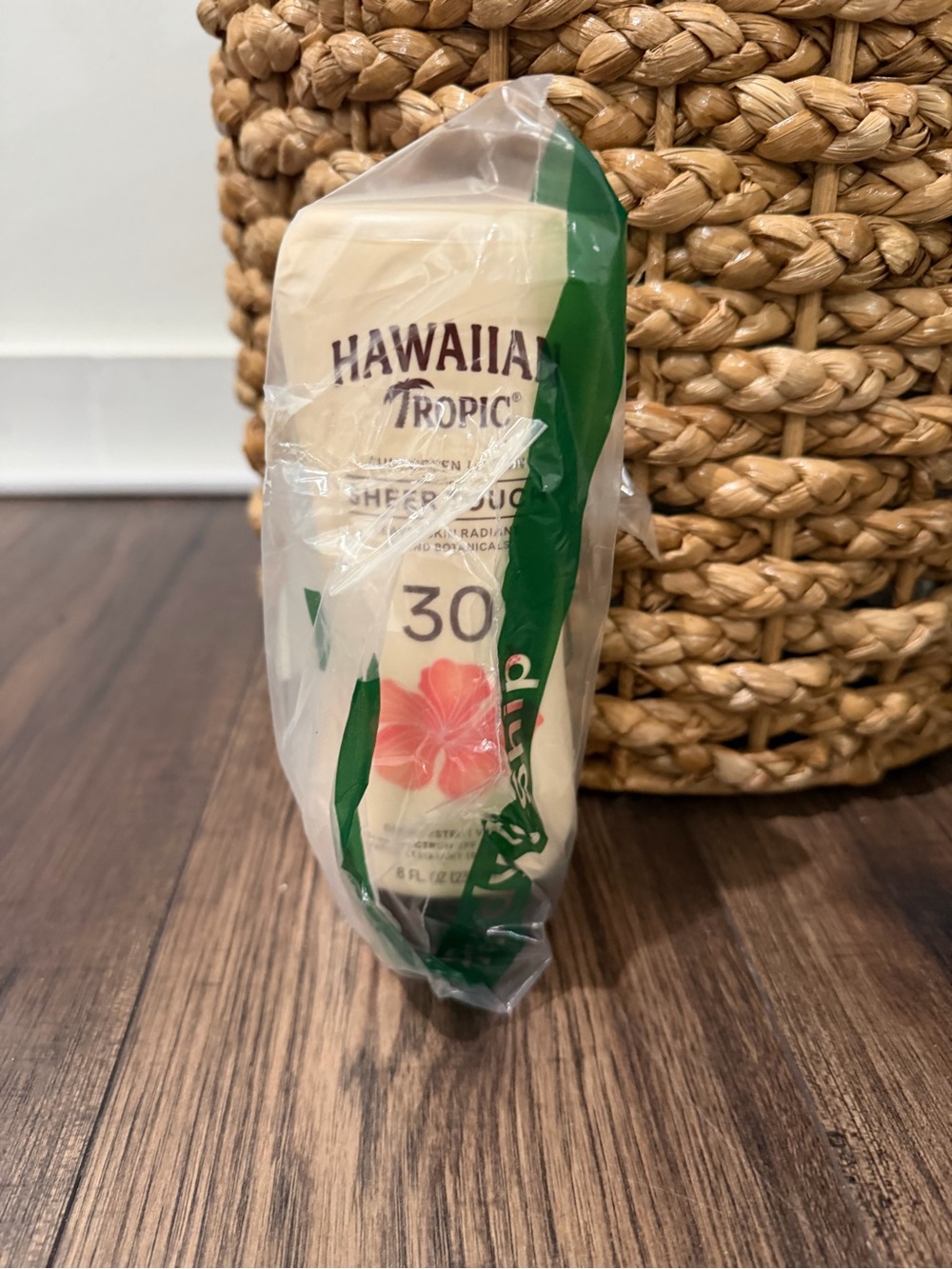Hawaiian Tropic Sheer Touch
Ultra Radiance Lotion
Sunscreen - SPF 30 - 8oz new